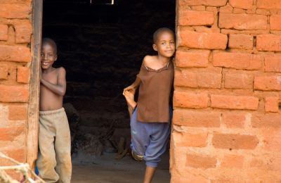 engenheiros trabalhando no desenvolvimento da África