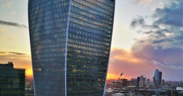 Conheça o Walkie-Talkie: o curioso edifício refletor que derrete carros em Londres arquitetura de Londres