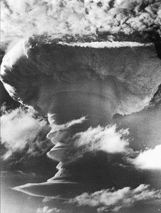 Teste de uma bomba de hidrogênio britânica em Kirimati, 8 de novembro de 1957. Foto: Governo do Reino Unido.
