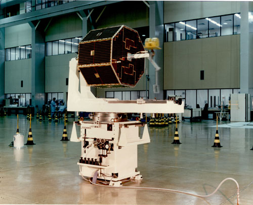 Satélite SCD-1 no Laboratório de Integração e Testes do INPE - primeiro satélite nacional, lançado em 1993