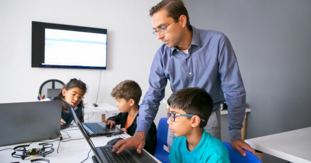 Ensino de programação em escolas brasileiras: prós e contras programação em escolas