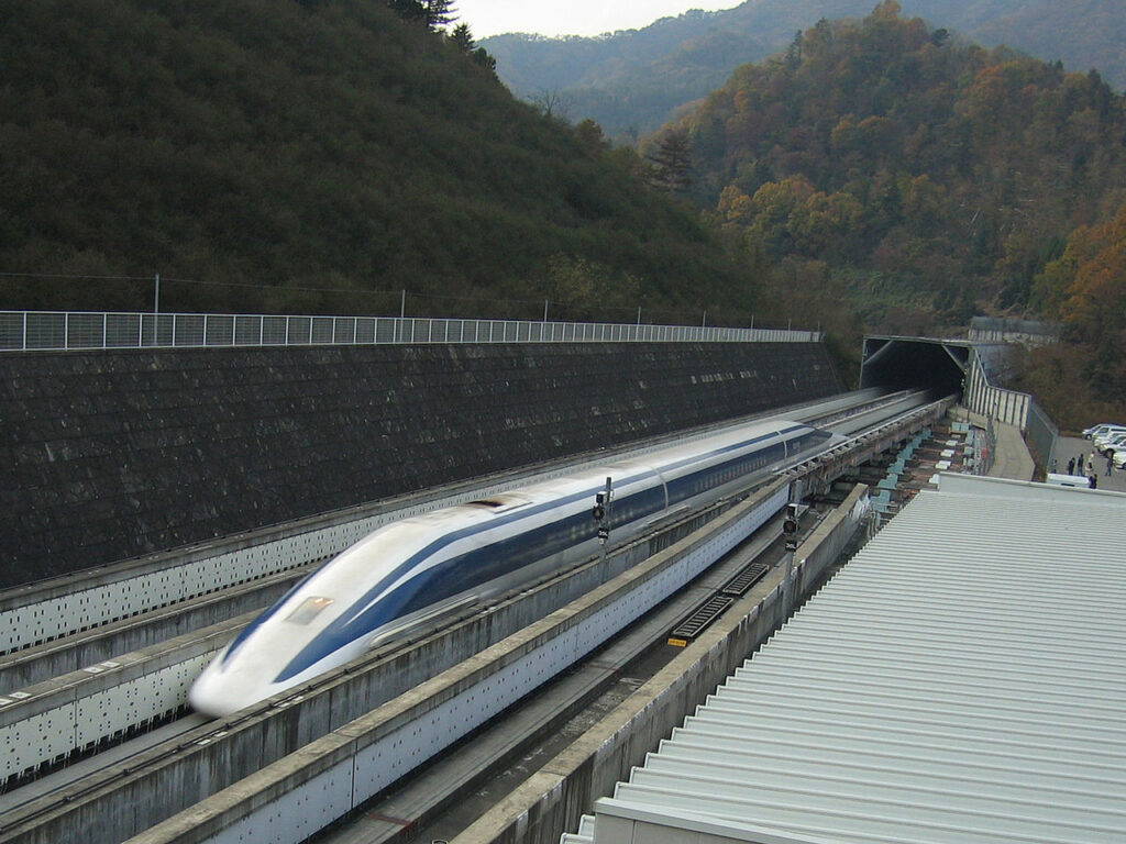 Maglev: trem de levitação magnética bate recorde ao passar dos 600km/h Maglev