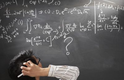 homem escrevendo equação matemática em quadro negro e com dúvida