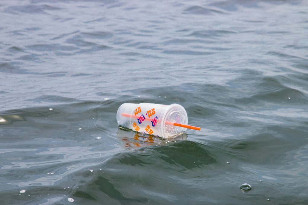 Conheça o tijolo ecológico RePlast, produzido com plástico retirado dos oceanos plástico