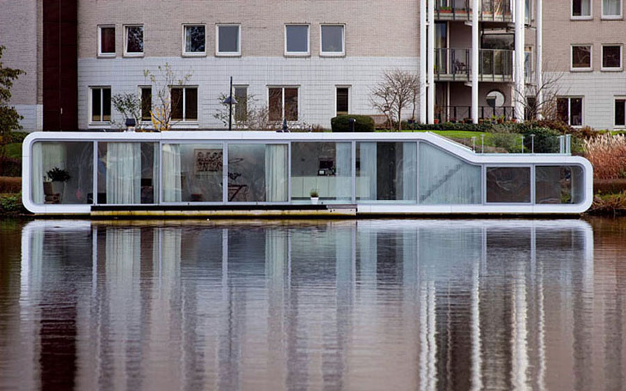 Casas flutuantes no Rio Amstel, em Amsterdã, na Holanda.
