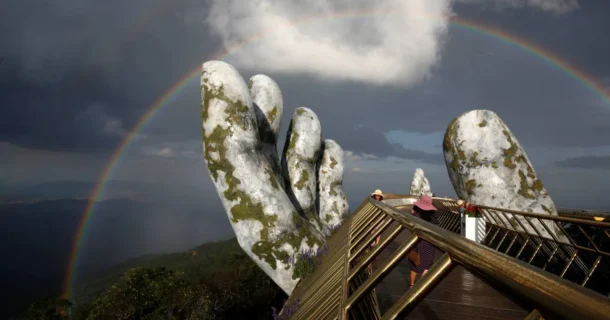 ponte sustentada por mãos gigantes