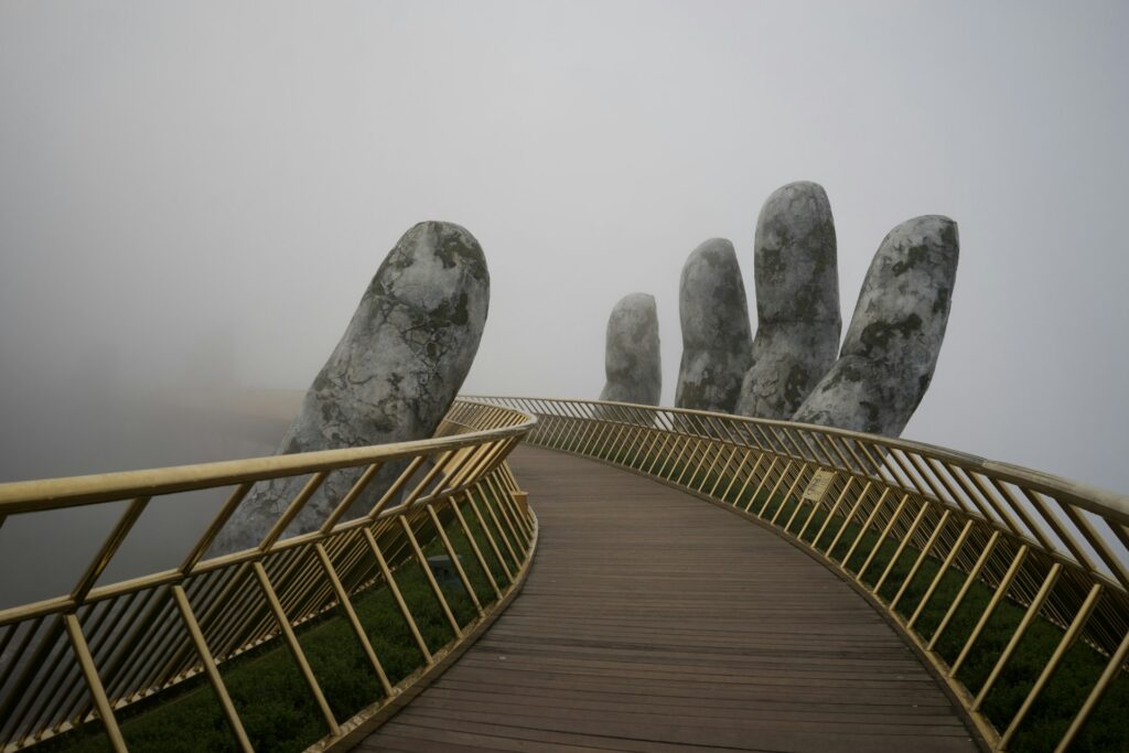 Conheça a ponte sustentada por mãos gigantes no Vietnã ponte sustentada por mãos gigantes