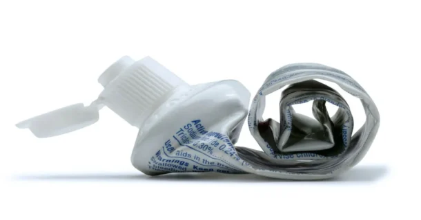 Tubos de creme dental reciclados são transformados em material para construção civil