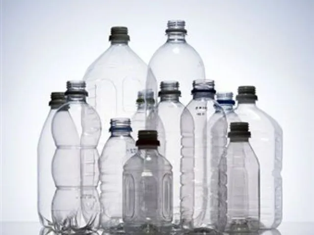 Imagens de diferentes garrafas plásticas, de diferentes tamanhos e formato, todas lado a lado - garrafas ecológicas.