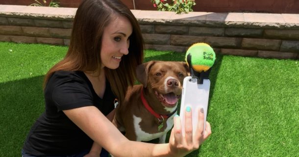 A invenção americana para uma selfie perfeita com o seu cachorro A invenção americana para uma selfie perfeita com o seu cachorro