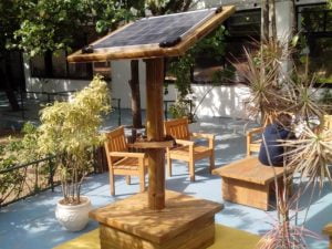 Poste solar de bambu recarrega celular