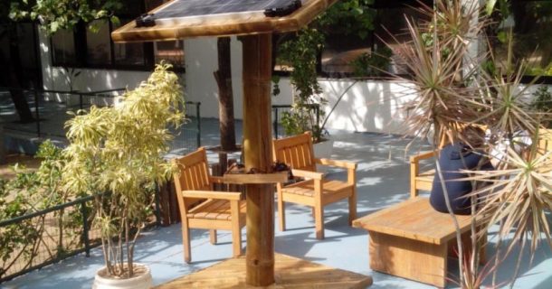 Poste solar de bambu recarrega celular