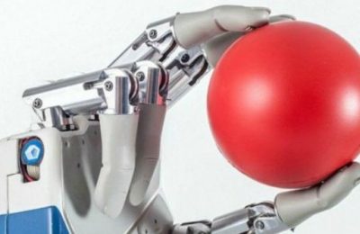 Primeira mão biônica que transmite sensibilidade