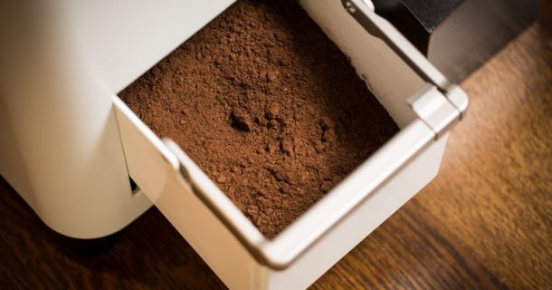 Esta composteira elétrica transforma restos de comida em adubo orgânico