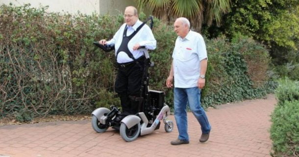 Cadeira de rodas inovadora permite que usuários levantem e se locomovam