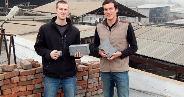 Estudantes desenvolvem tijolo sustentável feito com resíduos industriais