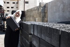 Engenheiras criam tijolos ecológicos a partir de escombros de Gaza