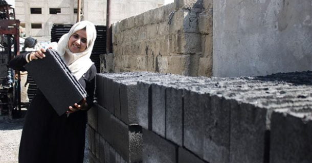 Engenheiras criam tijolos ecológicos a partir de escombros de Gaza