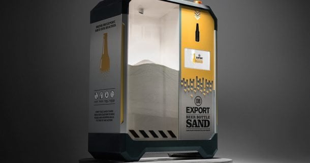 Essa cervejaria encontrou um jeito inusitado (e sustentável) de reciclar garrafas: transformando-as em areia