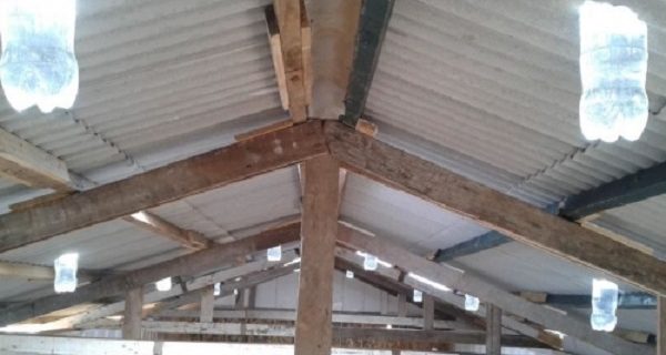 Lâmpadas de garrafa PET são utilizadas em canteiros de obras