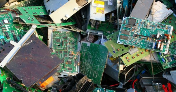 Estudantes brasileiros criam método para extrair ouro de lixo eletrônico