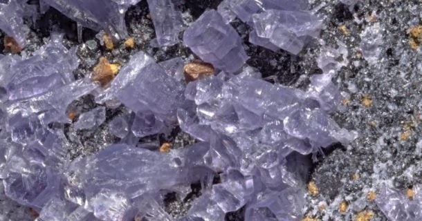 Pesquisadores descobriram um cristal capaz de transformar luz solar em eletricidade