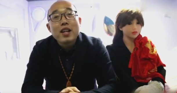 Romance irreverente: engenheiro chinês constrói mulher-robô e se casa com ela