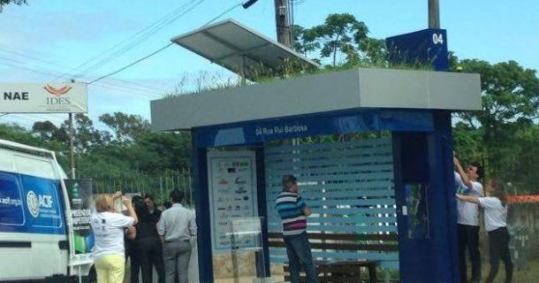 O ponto de ônibus sustentável, com painéis fotovoltaicos e carregador de celular