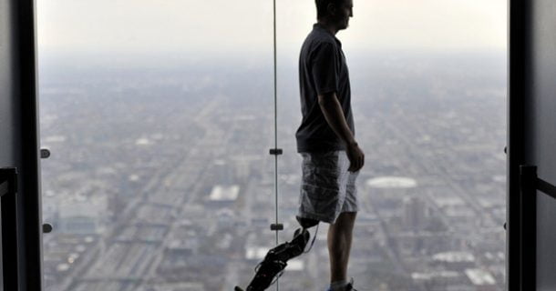 Homem escala arranha-céu com perna biônica controlada pelo cérebro Homem escala arranha-céu com perna biônica controlada pelo cérebro
