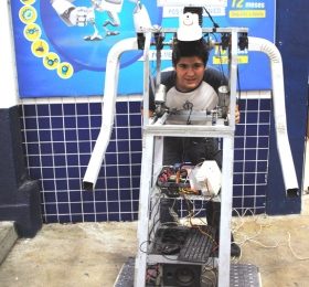 Mostra tecnológica exibe robô de quase dois metros comandado pela Internet