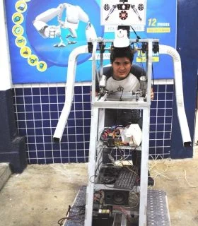 Mostra tecnológica exibe robô de quase dois metros comandado pela Internet