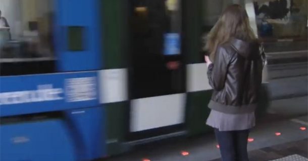 Semáforo no chão é criado para distraídos com celular