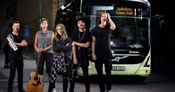 Videoclipe gravado em ônibus elétrico promove a sustentabilidade