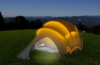 Acampamento moderno: barraca de camping tecnológica com energia renovável e conexão à Internet