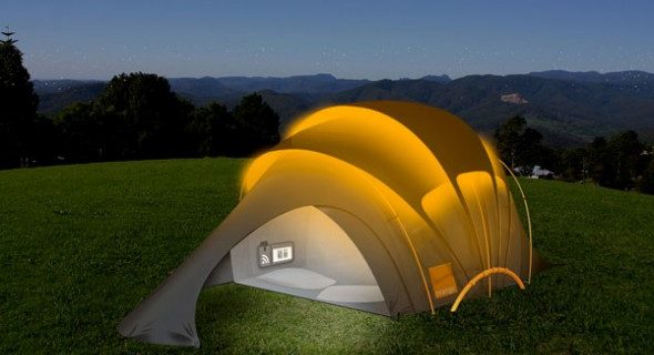Acampamento moderno: barraca de camping tecnológica com energia renovável e conexão à Internet