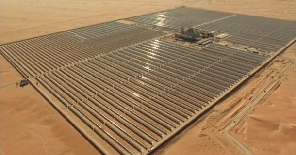 A maior usina solar do mundo fica em um país abundante em petróleo