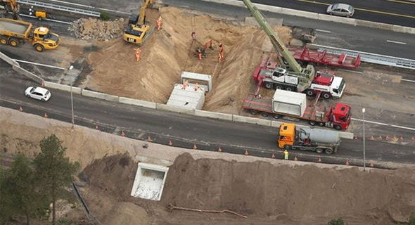 Holandeses instalam túnel sob estrada em um final de semana