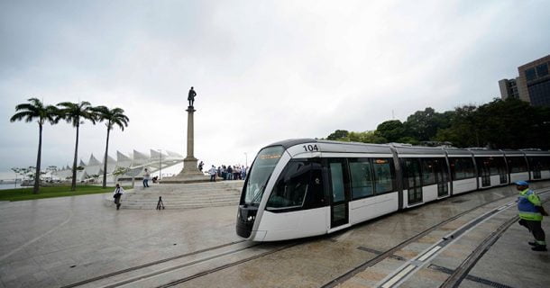 Versão moderna do bonde, VLT é testado no Rio