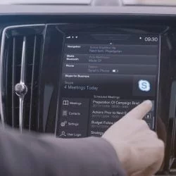 Montadora integra Skype ao carro para as pessoas participarem de reuniões enquanto dirigem