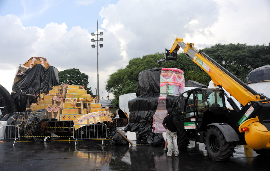 carros alegóricos em preparo para desfile