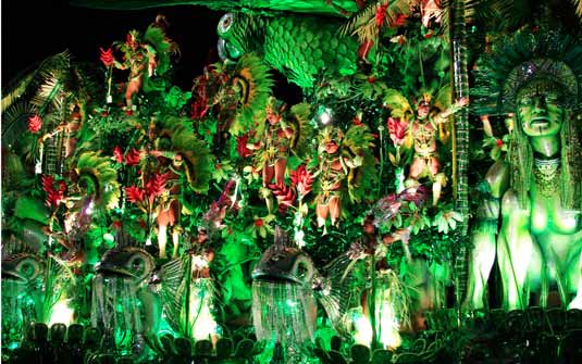 carro alegórico durante desfile de carnaval
