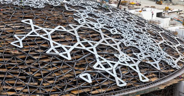 Conheça o Louvre Abu Dhabi, um verdadeiro refúgio de luz no Golfo Pérsico arquitetura