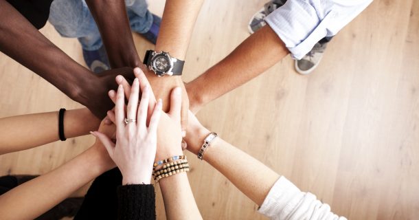 engenheiros(as) trabalham em equipe