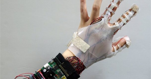 Luvas de realidade virtual permitem que usuário sinta o formato dos objetos