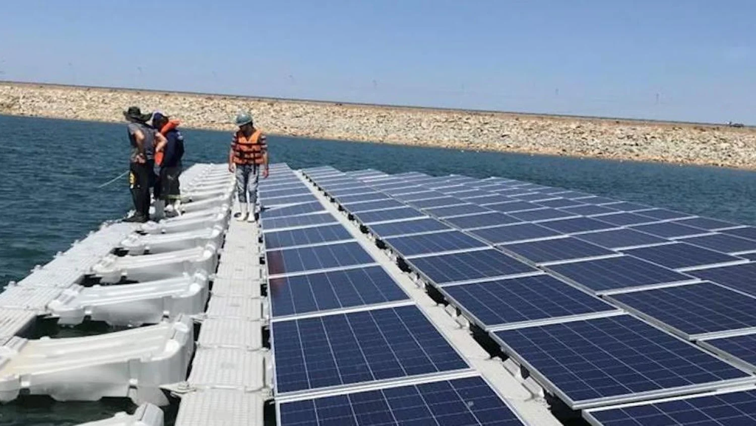 Conheça a usina solar flutuante do Brasil