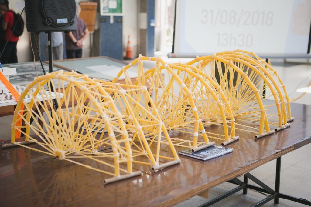 Estudantes de engenharia constroem ponte de macarrão que suporta 120kg ponte de macarrão