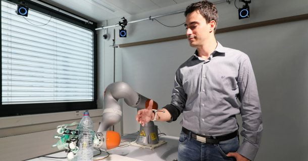 Mão robótica inteligente mescla controle entre usuário e robô