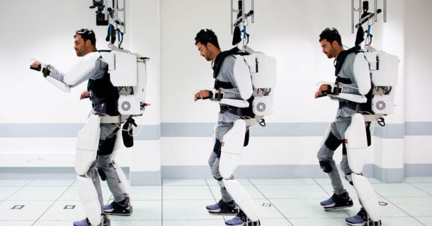 Exoesqueleto controlado pelo cérebro permitiu que homem tetraplégico andasse em laboratório
