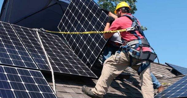 Homem fazendo instalação de painéis solares