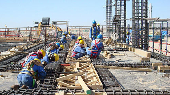 Imagem homens trabalhando na construção civil